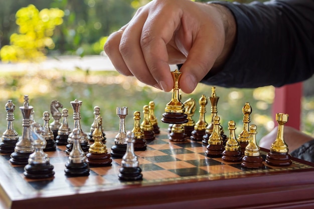 Concept de jeu d'échecs en plein air, loisirs. L'homme fait un mouvement de reine. Mise au point sélective, gros plan.