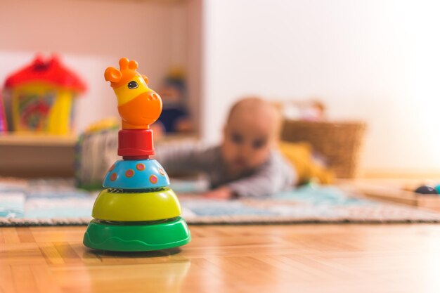 Concept de jeu pour tout-petits bébé Blocs de jouets colorés au premier plan jouant au bébé dans l'arrière-plan flou