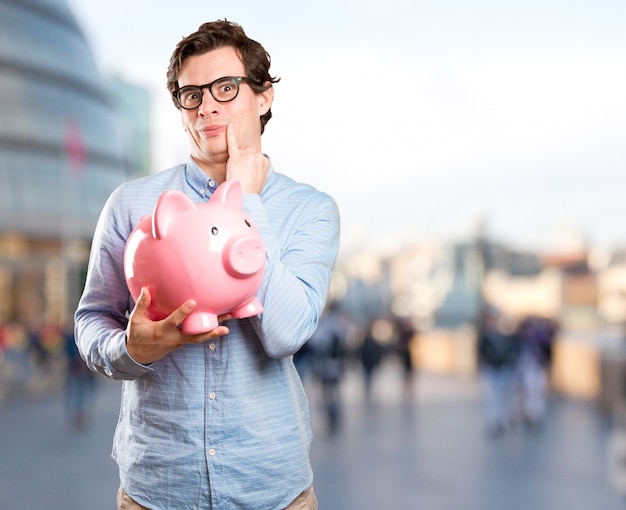 Photo concept d'un jeune homme satisfait, économise de l'argent