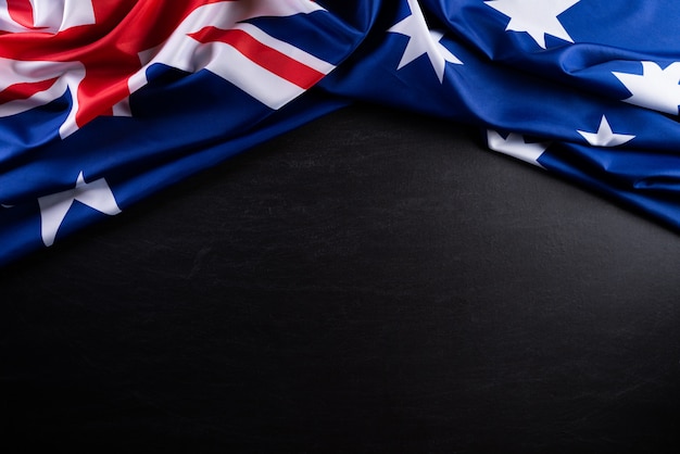 Concept de jour de l'Australie. Drapeau australien sur un fond de tableau noir