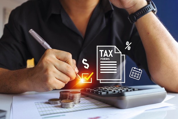 Concept de jour d'impôt avec des pièces de calcul et des graphiques numériques pour la planification financière