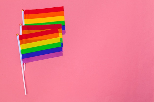 Concept de jour LGBT. Drapeau LGBT sur la table.