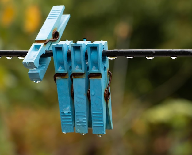 Concept de jour de pluie Gouttes d'eau sur un câble