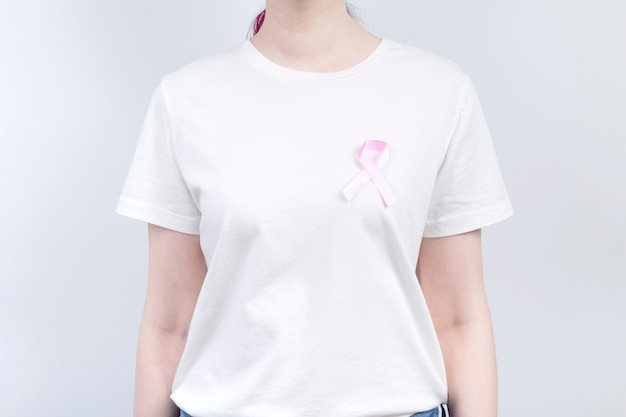 Concept de la journée mondiale du cancer du sein. Fille avec ruban rose sur t-shirt blanc. Octobre Mois de la sensibilisation au cancer du sein