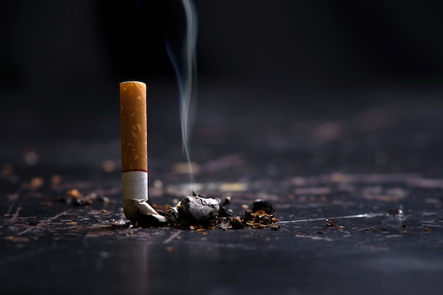 Concept De La Journée Mondiale Sans Tabac: Arrêtez De Fumer. Un Mégot De Tabac Par Terre