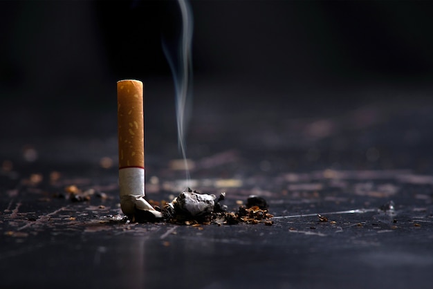 Concept de la Journée mondiale sans tabac: Arrêtez de fumer. Un mégot de tabac par terre