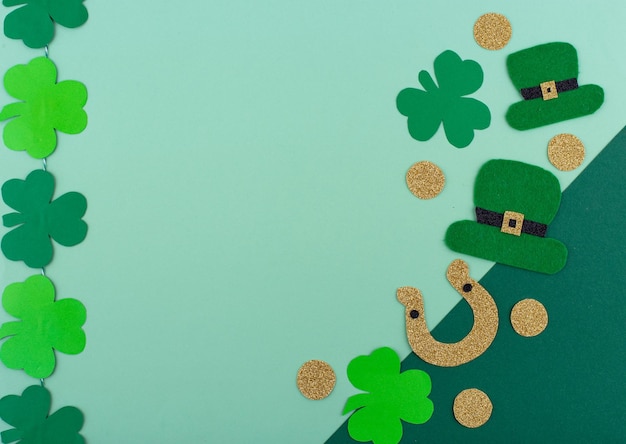 Le concept de la journée de Saint-Patrick avec un chapeau de lapin, des pièces d'or et un fer à cheval.