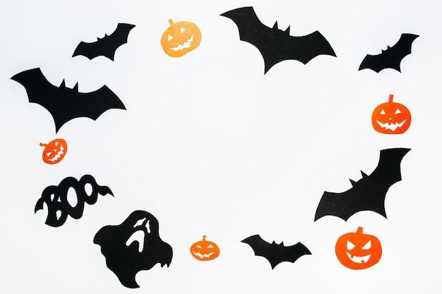 Concept de joyeuses fêtes d'halloween. Chauves-souris, citrouilles et fantômes sur fond isolé blanc