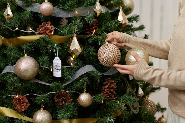 Le concept de joyeuses fêtes près de l'arbre de Noël avec un décor à l'intérieur de la maison.