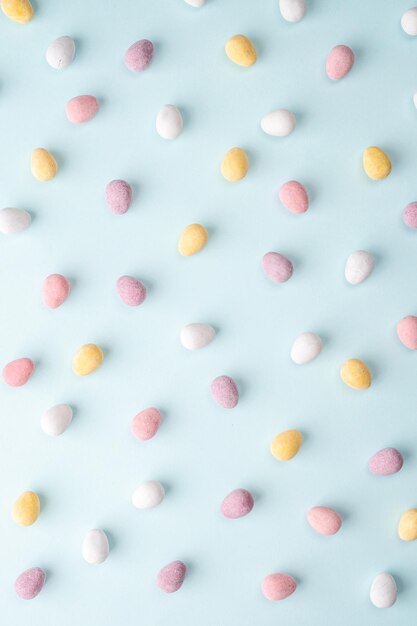 Concept de Joyeuses Pâques Belle carte de voeux Préparation pour les vacances Pâques bonbons oeufs en chocolat sur fond bleu pastel à la mode Minimalisme simple mise à plat vue de dessus espace de copie