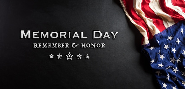 Photo concept de joyeux jour commémoratif fabriqué à partir du drapeau américain avec du texte sur fond de bois
