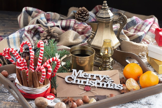 Concept de joyeux Noël avec des cadeaux et des décorations de Noël