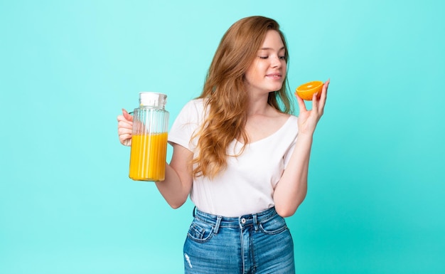 Concept de jus d'orange femme jolie tête rouge