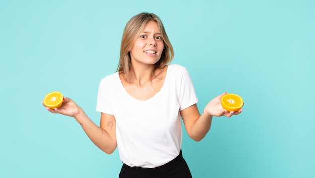 Concept de jus d'orange de jolie jeune femme blonde