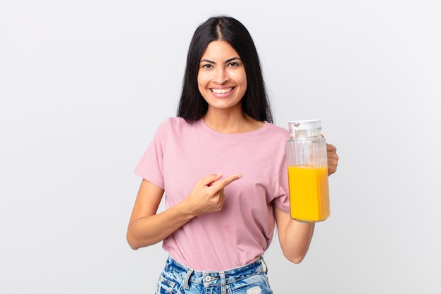 Concept de jus d'orange et de petit-déjeuner de jolie femme hispanique