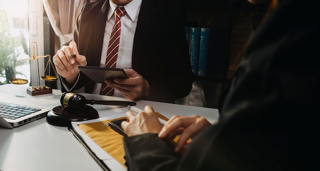 Concept de justice et de droitJuge masculin dans une salle d'audience sur une table en bois et conseiller ou avocat masculin travaillant au bureau Conseil juridique et concept de justice