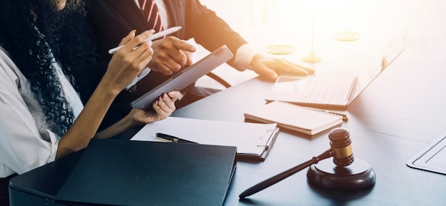 Concept de justice et de droitJuge masculin dans une salle d'audience sur une table en bois et conseiller ou avocat masculin travaillant au bureau Conseil juridique et concept de justice