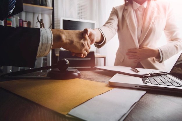 Concept de justice et de droitJuge masculin dans une salle d'audience sur une table en bois et conseiller ou avocat masculin travaillant au bureau Conseil juridique et concept de justice