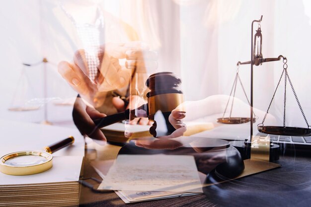 Photo concept de justice et de droitjuge masculin dans une salle d'audience sur une table en bois et conseiller ou avocat masculin travaillant au bureau conseil juridique et concept de justice