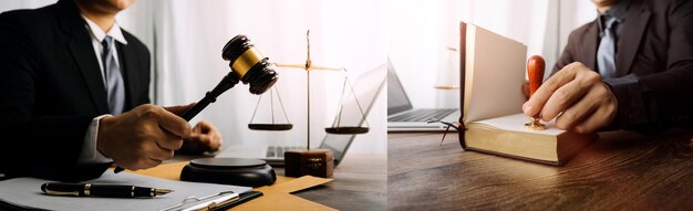 Concept de justice et de droitJuge masculin dans une salle d'audience sur une table en bois et conseiller ou avocat masculin travaillant au bureau Conseil juridique et concept de justice