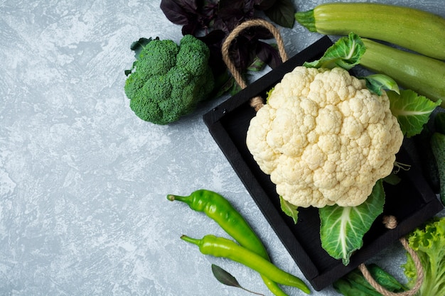 Concept de laitue verte fraîche, chou, concombre, aneth, citron vert sur une table lumineuse. Mise au point sélective Aliments biologiques crus sains Vue de dessus. Copiez l'espace.