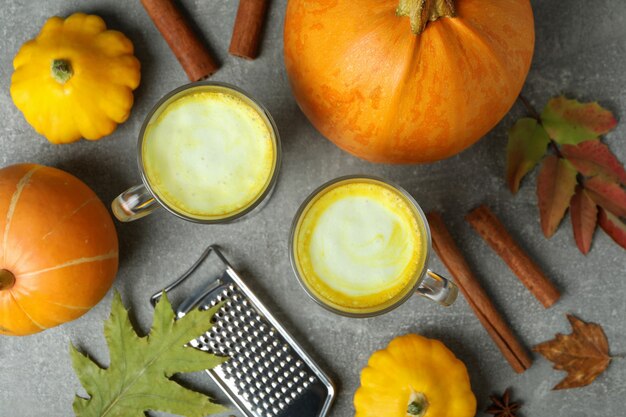 Concept de latte de citrouille sur une table texturée grise