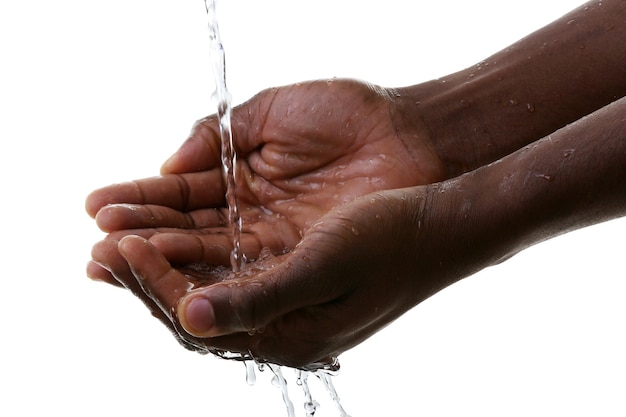 Concept de lavage des mains L'eau se déverse dans les mains de l'homme isolées sur un fond blanc