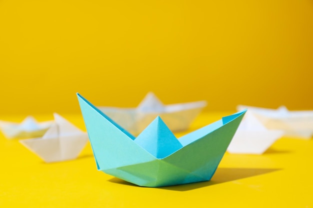 Concept de leadership et d'affaires avec des bateaux en papier