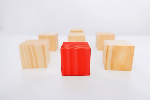 Concept de leadership à l'aide d'un cube rouge parmi de nombreux autres cubes.