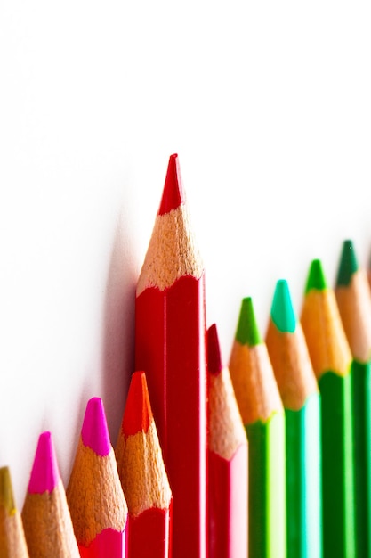 Concept de leadership avec un crayon se tenant hors de la foule d'autres