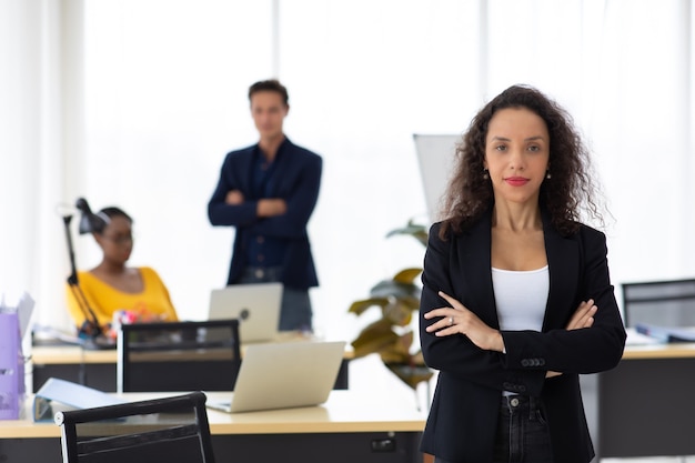 Concept de leadership d'entreprise. Belle jeune femme noire hispanique professionnelle souriante heureuse dans un bureau à domicile moderne