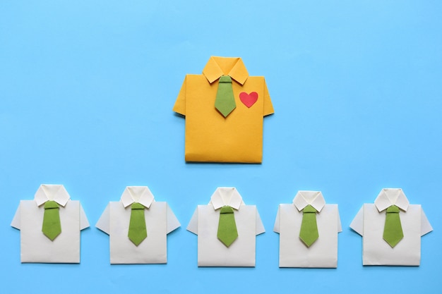 Concept De Leadership Et De Travail D’équipe, Chemise Jaune En Origami Avec Cravate Et Principale Parmi Une Petite Chemise Jaune