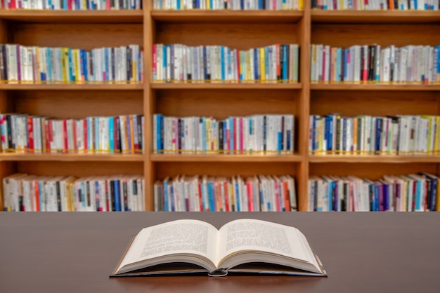 Un concept de lecture ou d'éducation. Les livres sont répartis sur le bureau de la bibliothèque publique.