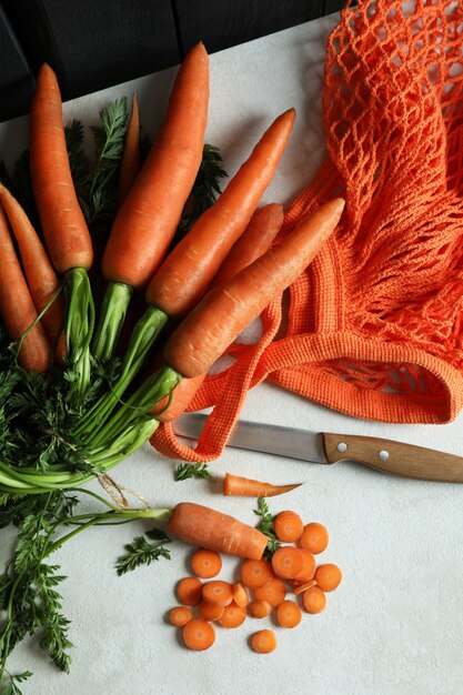 Concept de légume frais avec carotte sur table texturée blanche