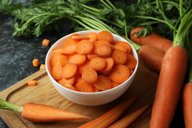 Concept de légumes frais à la carotte sur table noire smokey