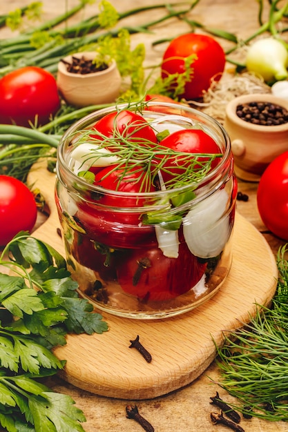 Concept de légumes marinés. Cuisson, épices, herbes fraîches parfumées