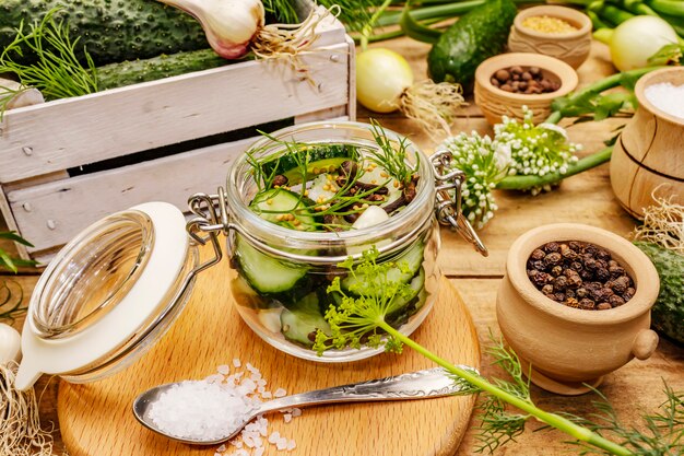 Photo concept de légumes marinés. cuisson, épices, herbes fraîches parfumées