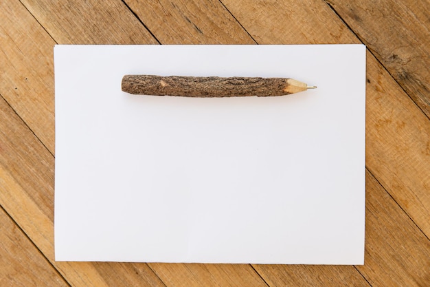 Photo concept de lettre, de message, de courrier et d'inspiration - feuille de papier vierge blanche avec un stylo en bois sur la table