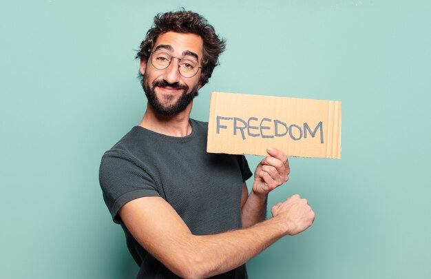 Concept de liberté jeune homme barbu