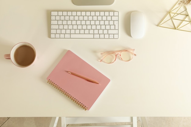 Photo concept de lieu de travail avec clavier moderne sur tableau blanc