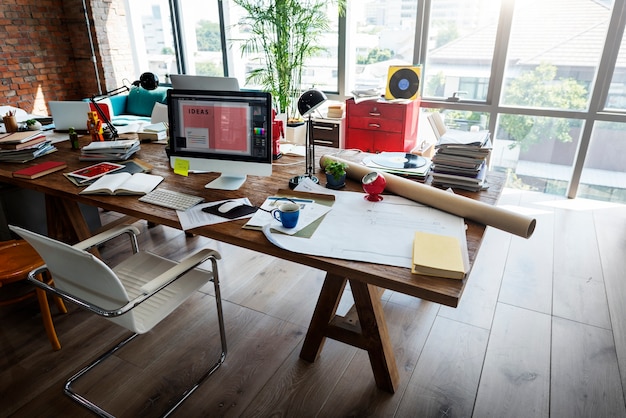 Concept de lieu de travail de table en bois de fenêtre de bureau à domicile