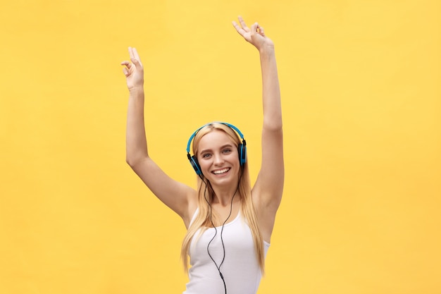 Concept Lifestyle: Portrait d&#39;une femme joyeuse en t-shirt blanc et écoutant de la musique