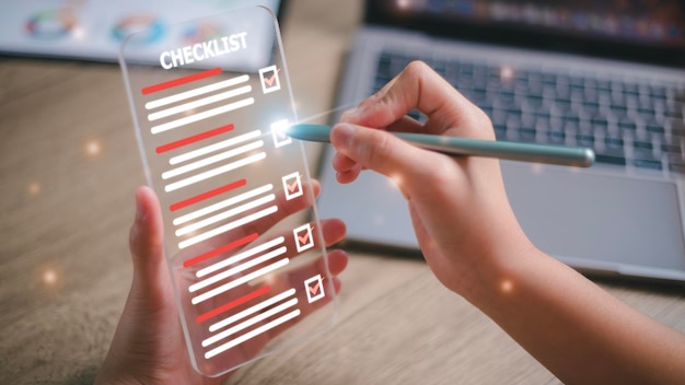 Photo concept de liste de contrôle les femmes cochent les cases à cocher avec le marqueur rouge sur l'écran de l'interface virtuelle futuriste