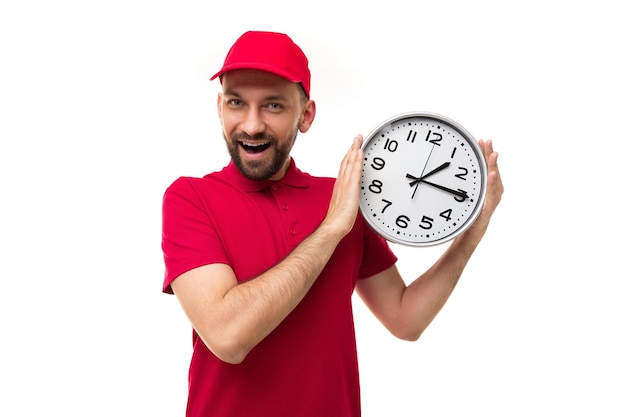 Photo concept de livraison rapide dans des délais courts courrier dans un uniforme rouge sur fond blanc avec un