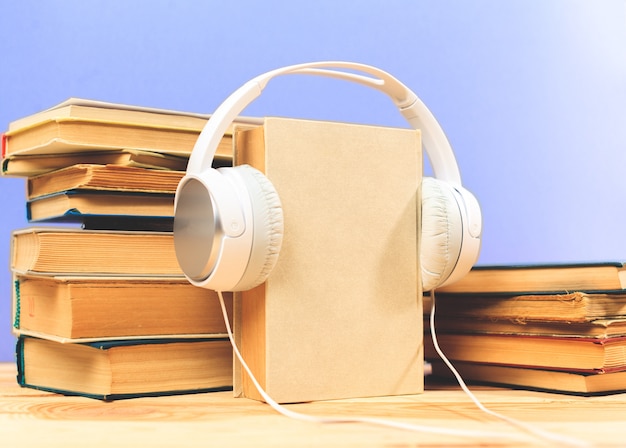 Photo concept de livre audio. livres sur la table avec des écouteurs