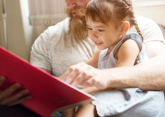 Concept de livre de lecture père fille