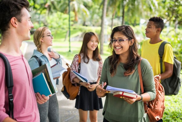 Concept de livre en plein air divers jeunes étudiants