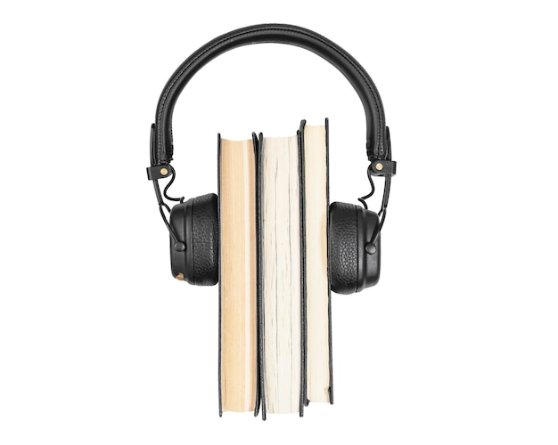 Photo concept de livres audio. littérature papier avec casque isolé sur fond blanc. écoute de livre audio