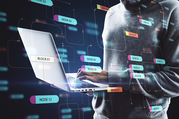 Concept de logiciels malveillants et de piratage avec corps de pirate utilisant un ordinateur portable et un écran numérique avec arbre de nœuds