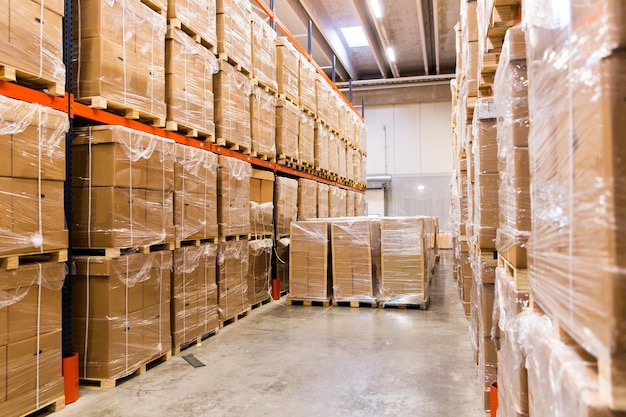 concept de logistique, de stockage, d'expédition, d'industrie et de fabrication - boîtes de fret stockées dans les étagères de l'entrepôt